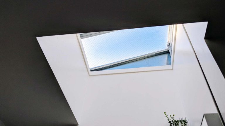 Okno dachowe typu świetlik w nowoczesnym wnętrzu