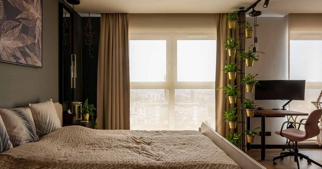 sypialnia z oknami wyposażonymi w rolety zwijane elektryczne
