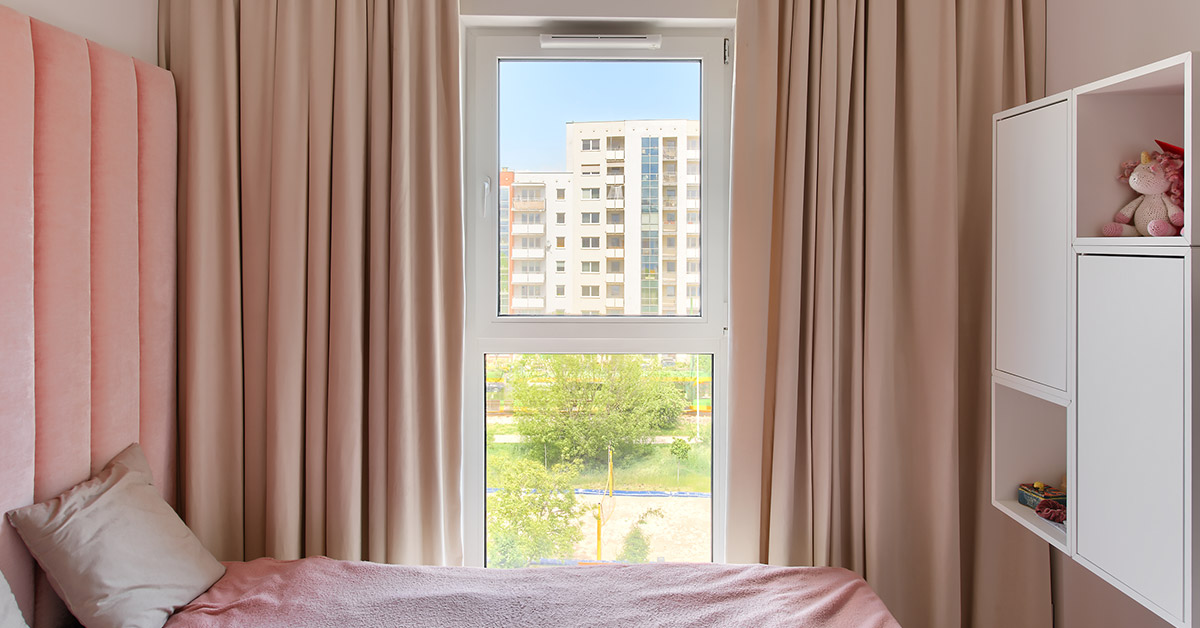 zasłony akustyczne na oknie w sypialni dziecka